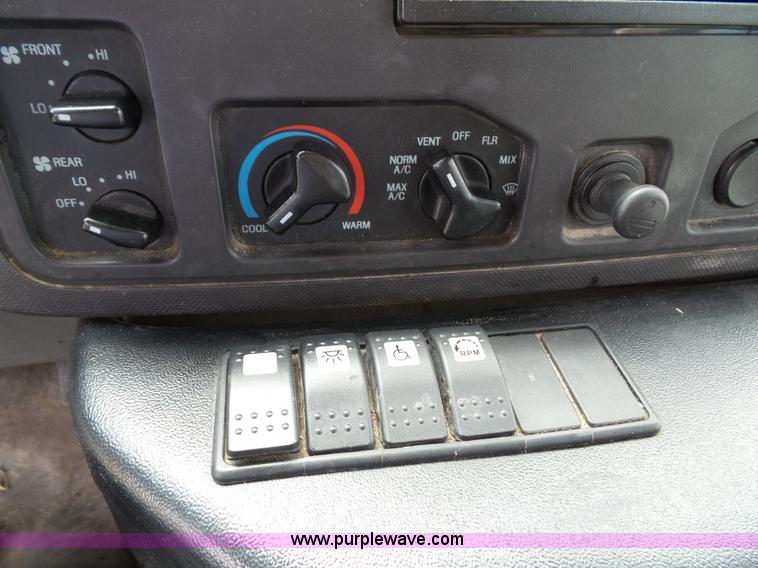 image for item J4006 2010 Ford Econoline E350 shuttle bus