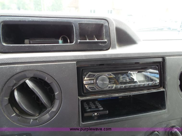 image for item J4006 2010 Ford Econoline E350 shuttle bus