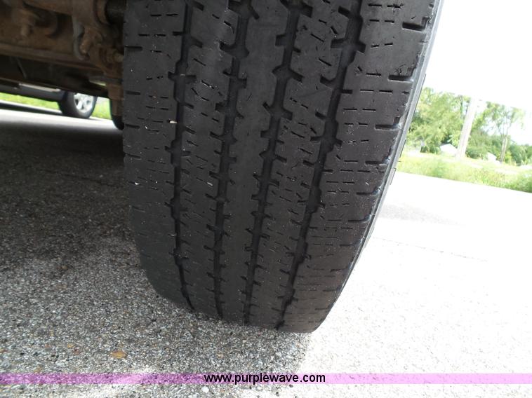 image for item J4006 2010 Ford Econoline E350 shuttle bus