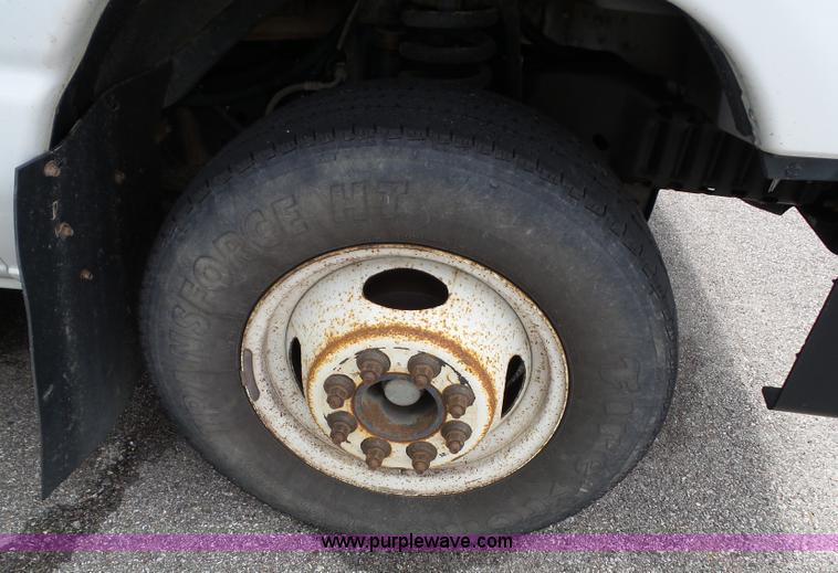 image for item J4006 2010 Ford Econoline E350 shuttle bus