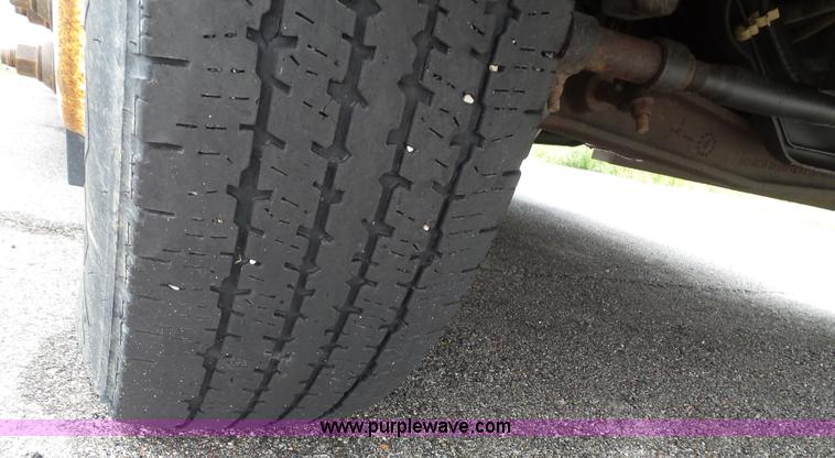 image for item J4006 2010 Ford Econoline E350 shuttle bus