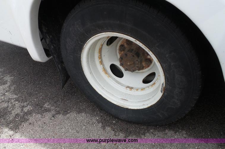 image for item J4006 2010 Ford Econoline E350 shuttle bus