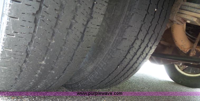 image for item J4006 2010 Ford Econoline E350 shuttle bus