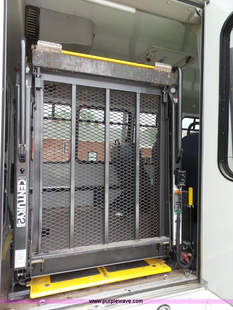 image for item J4006 2010 Ford Econoline E350 shuttle bus