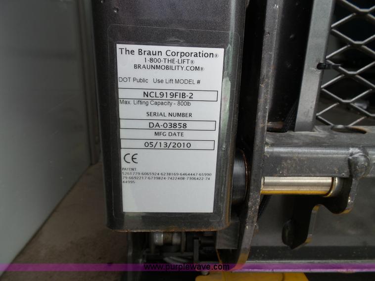 image for item J4006 2010 Ford Econoline E350 shuttle bus