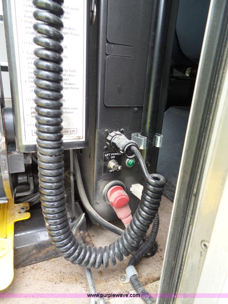 image for item J4006 2010 Ford Econoline E350 shuttle bus