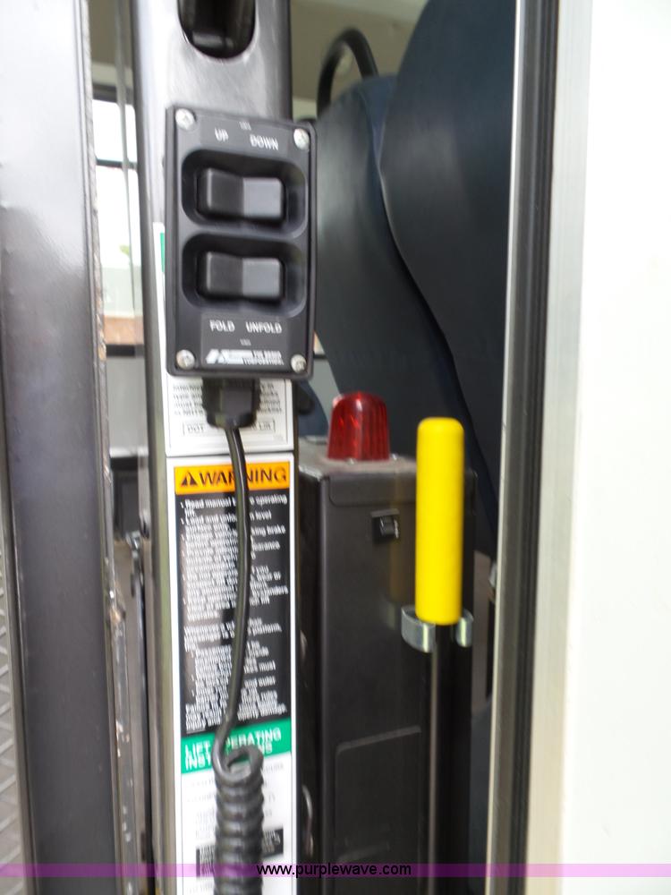 image for item J4006 2010 Ford Econoline E350 shuttle bus