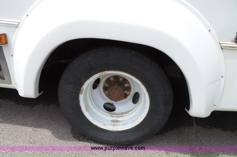 image for item J4006 2010 Ford Econoline E350 shuttle bus