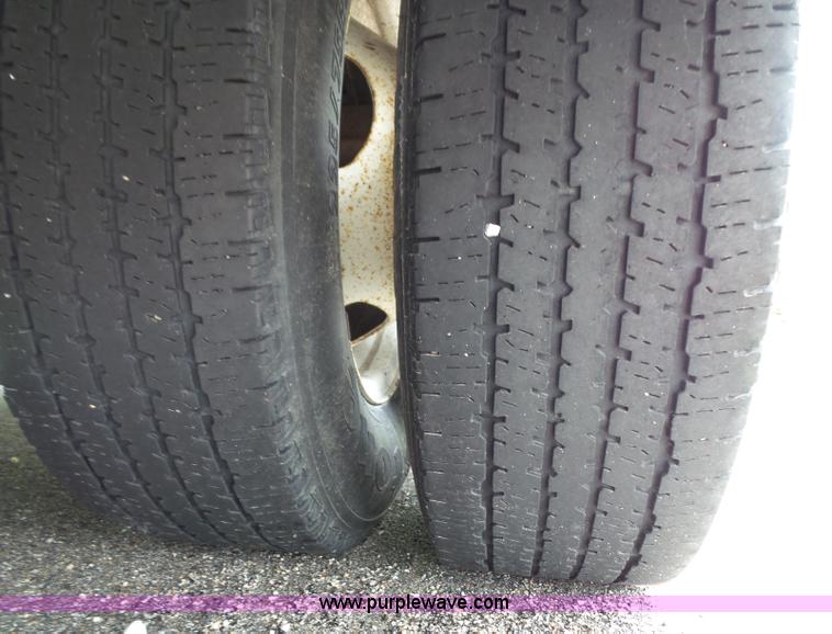 image for item J4006 2010 Ford Econoline E350 shuttle bus