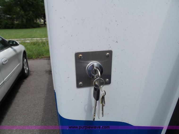 image for item J4006 2010 Ford Econoline E350 shuttle bus