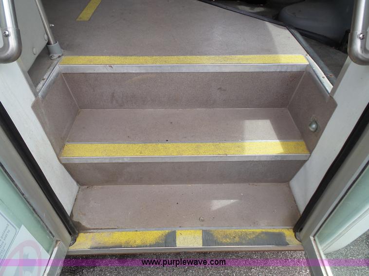 image for item J4006 2010 Ford Econoline E350 shuttle bus