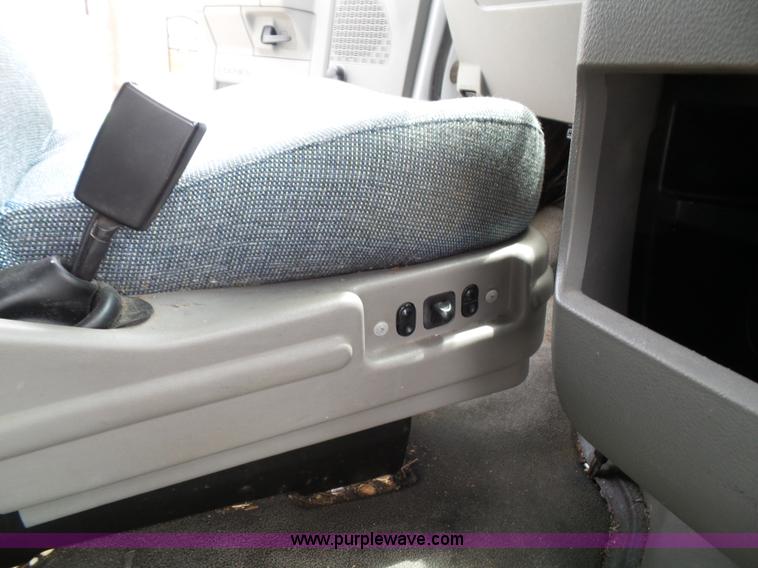 image for item J4006 2010 Ford Econoline E350 shuttle bus