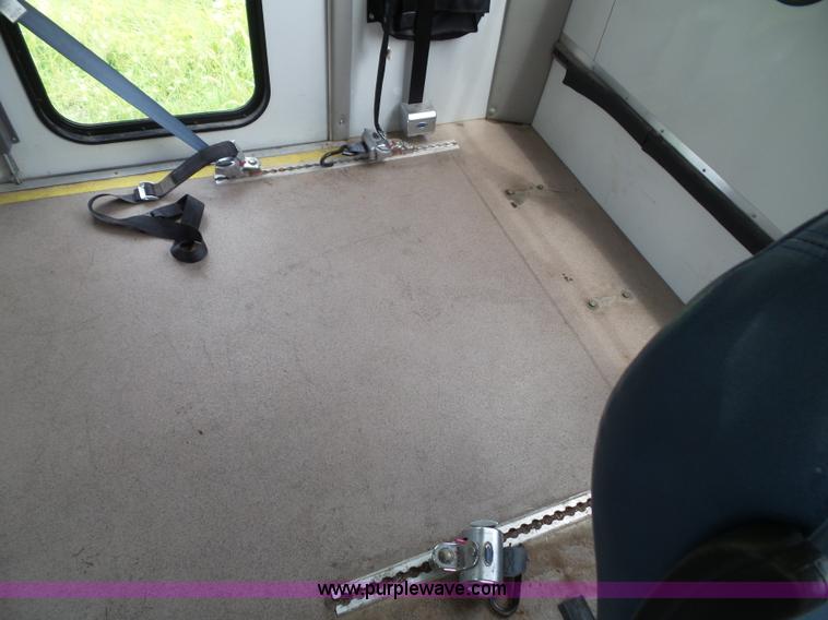 image for item J4006 2010 Ford Econoline E350 shuttle bus