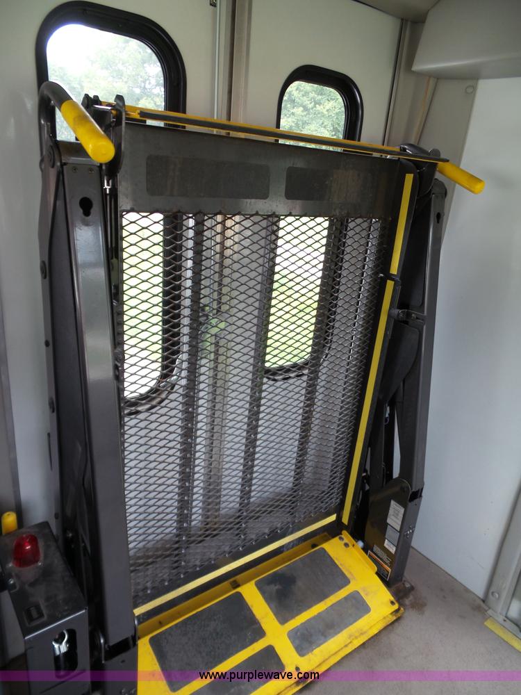 image for item J4006 2010 Ford Econoline E350 shuttle bus