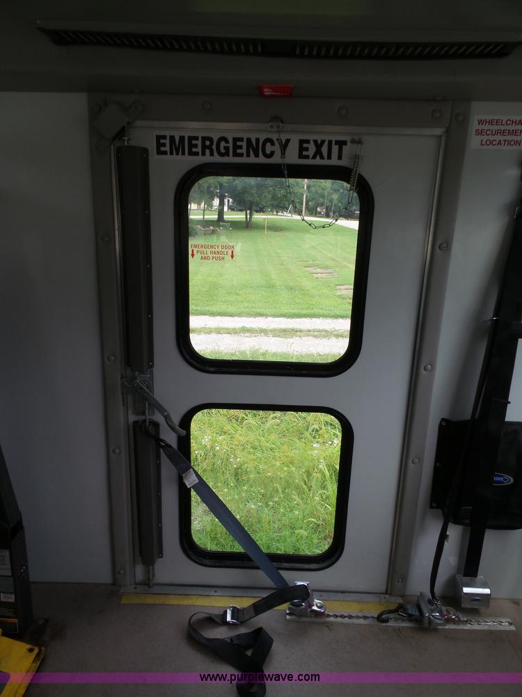 image for item J4006 2010 Ford Econoline E350 shuttle bus