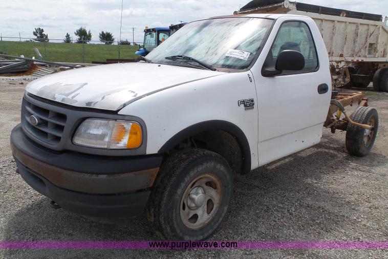 image for item J4026 2001 Ford F150 XL truck cab and chassis