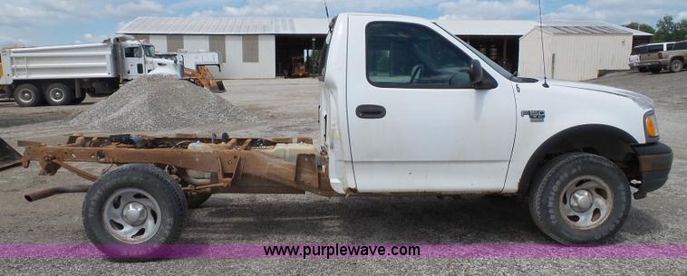image for item J4026 2001 Ford F150 XL truck cab and chassis