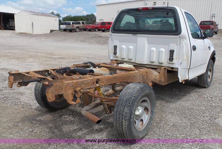 image for item J4026 2001 Ford F150 XL truck cab and chassis
