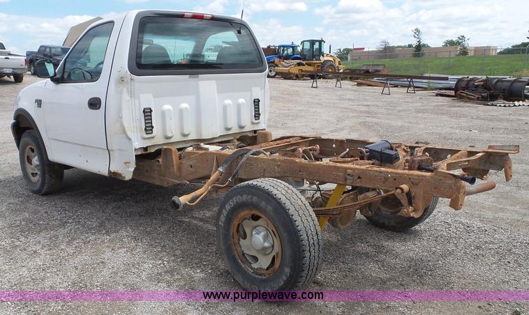image for item J4026 2001 Ford F150 XL truck cab and chassis