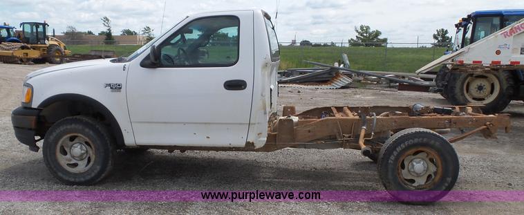 image for item J4026 2001 Ford F150 XL truck cab and chassis