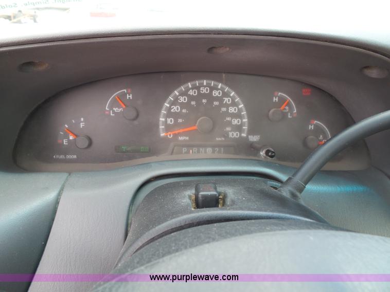 image for item J4026 2001 Ford F150 XL truck cab and chassis