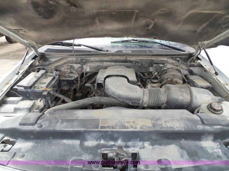 image for item J4026 2001 Ford F150 XL truck cab and chassis