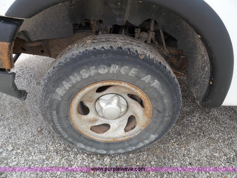 image for item J4026 2001 Ford F150 XL truck cab and chassis