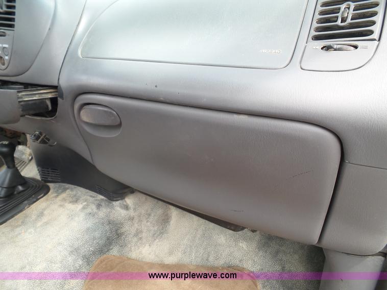 image for item J4026 2001 Ford F150 XL truck cab and chassis