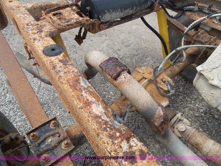 image for item J4026 2001 Ford F150 XL truck cab and chassis