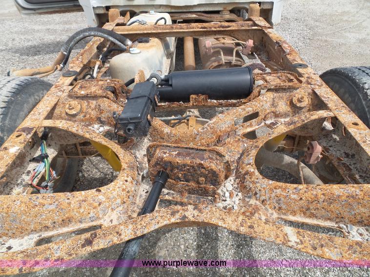 image for item J4026 2001 Ford F150 XL truck cab and chassis