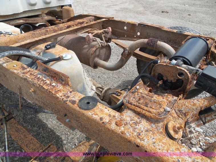 image for item J4026 2001 Ford F150 XL truck cab and chassis