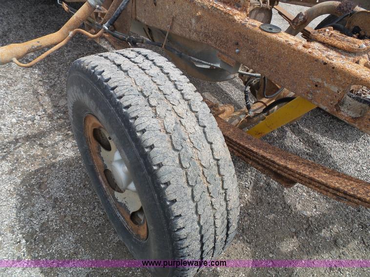 image for item J4026 2001 Ford F150 XL truck cab and chassis