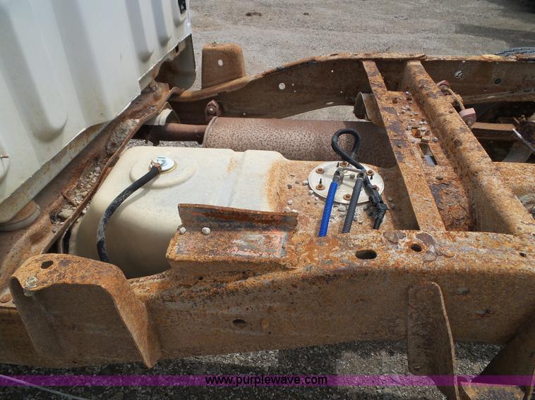 image for item J4026 2001 Ford F150 XL truck cab and chassis