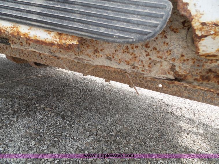 image for item J4026 2001 Ford F150 XL truck cab and chassis