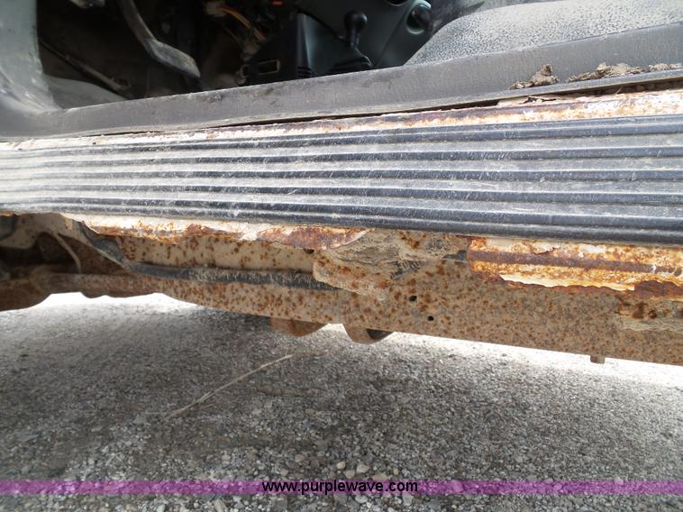 image for item J4026 2001 Ford F150 XL truck cab and chassis