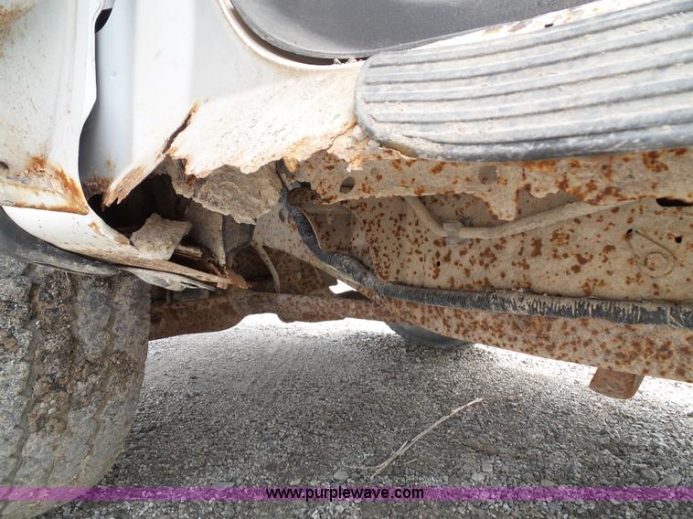 image for item J4026 2001 Ford F150 XL truck cab and chassis