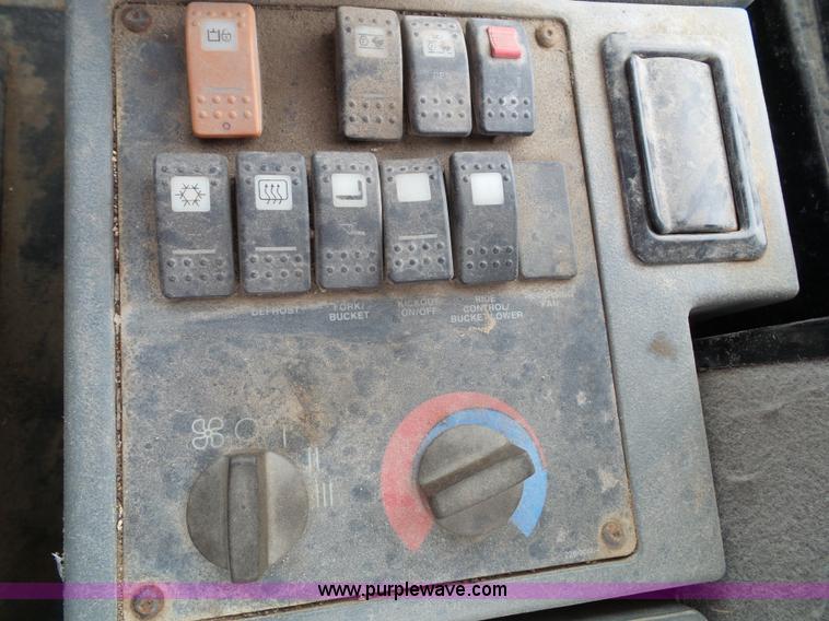 image for item J4820 2004 Caterpillar 924G wheel loader