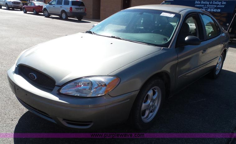 image for item J4822 2004 Ford Taurus SE