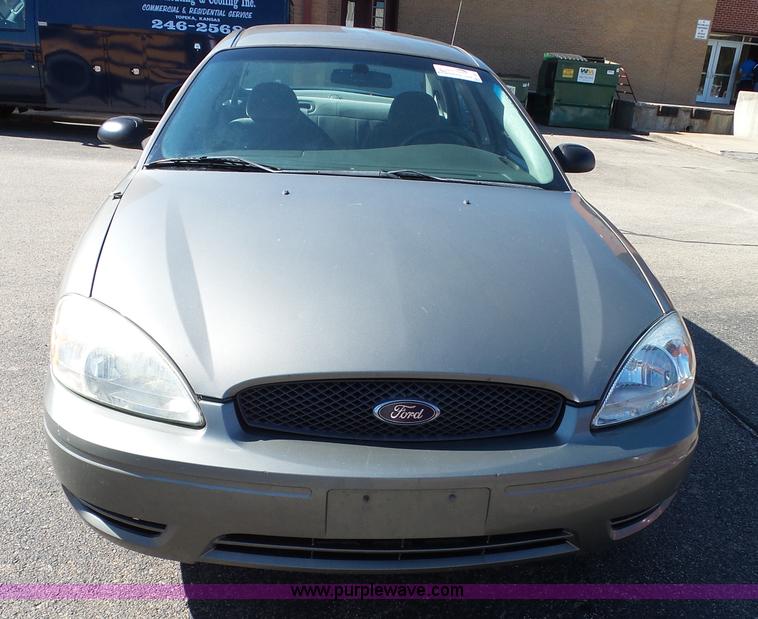 image for item J4822 2004 Ford Taurus SE