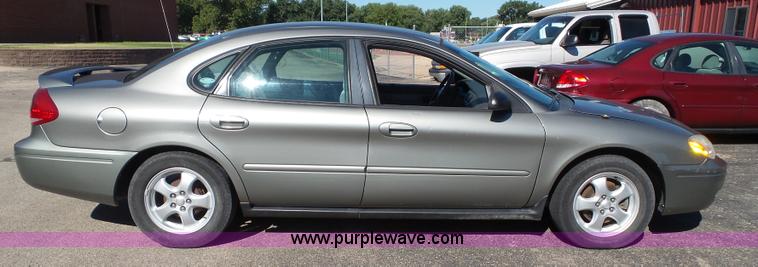 image for item J4822 2004 Ford Taurus SE