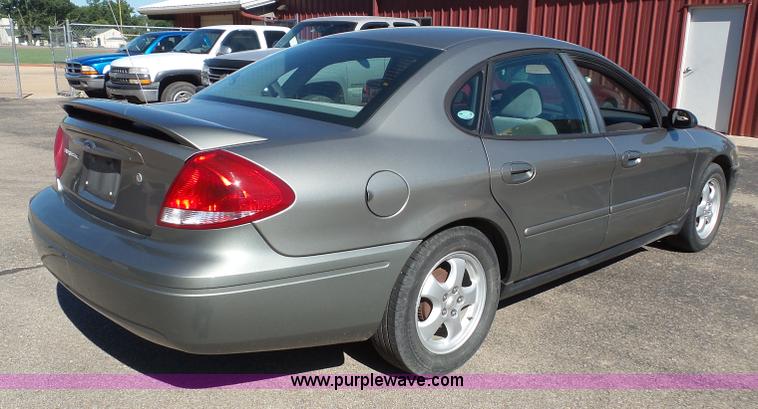 image for item J4822 2004 Ford Taurus SE