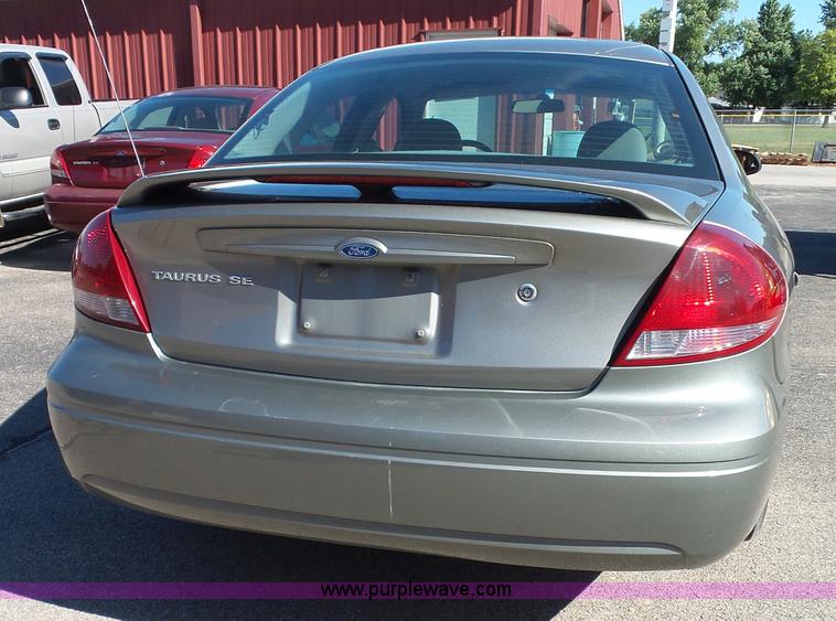 image for item J4822 2004 Ford Taurus SE