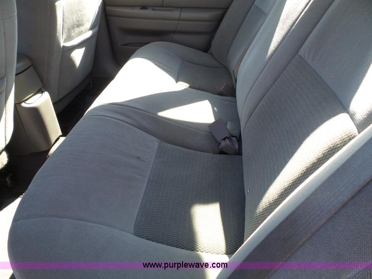 image for item J4822 2004 Ford Taurus SE