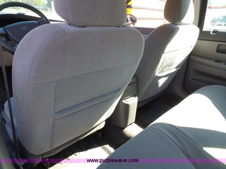 image for item J4822 2004 Ford Taurus SE
