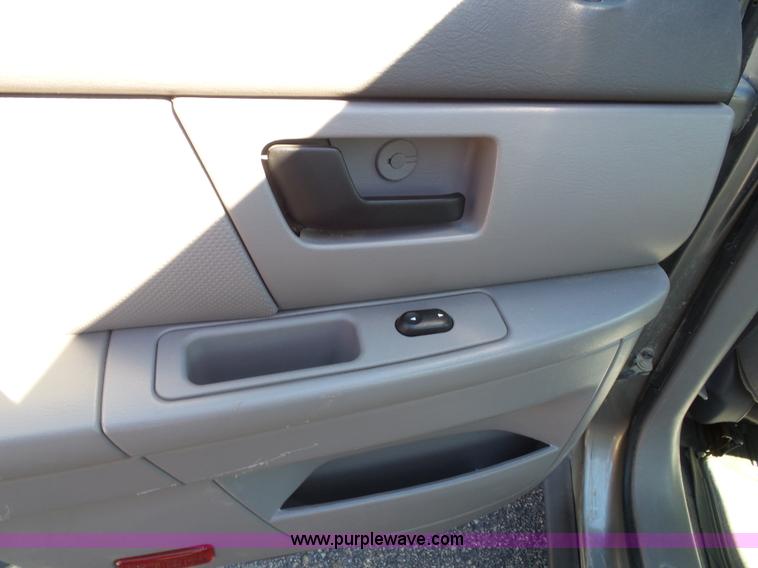 image for item J4822 2004 Ford Taurus SE