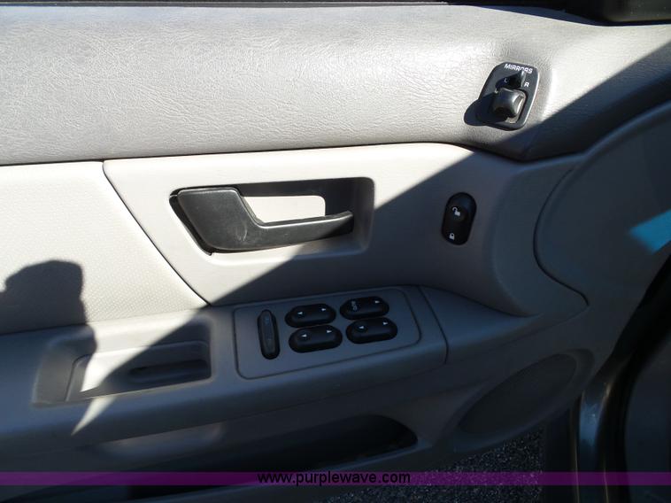 image for item J4822 2004 Ford Taurus SE