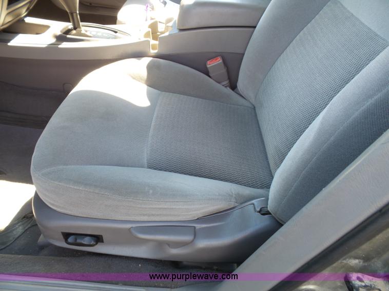 image for item J4822 2004 Ford Taurus SE