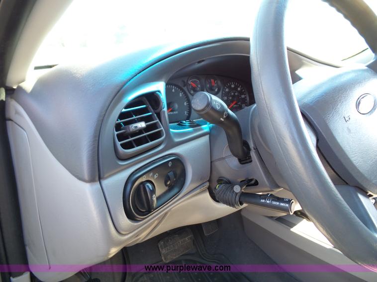 image for item J4822 2004 Ford Taurus SE