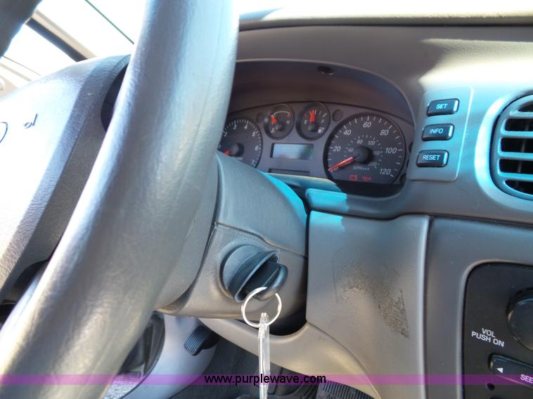 image for item J4822 2004 Ford Taurus SE