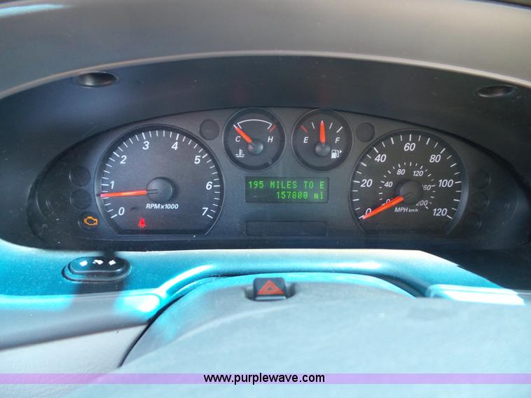 image for item J4822 2004 Ford Taurus SE